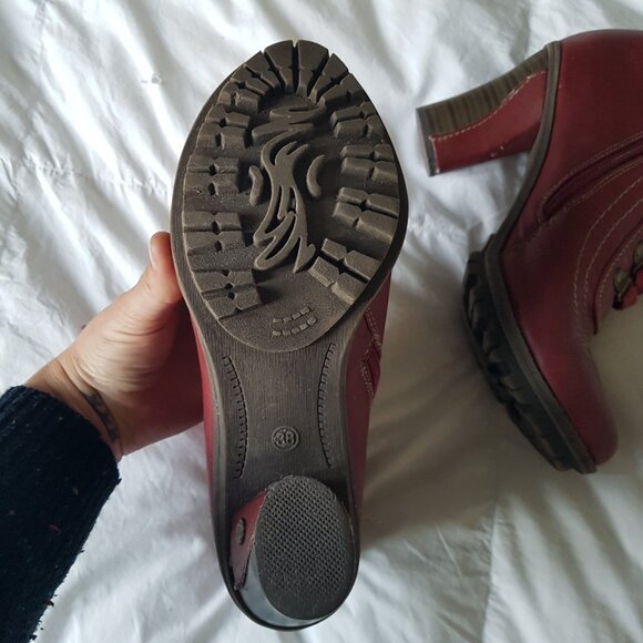 Red winter heel boots with high sole for more comfort - Picture 4 of 4